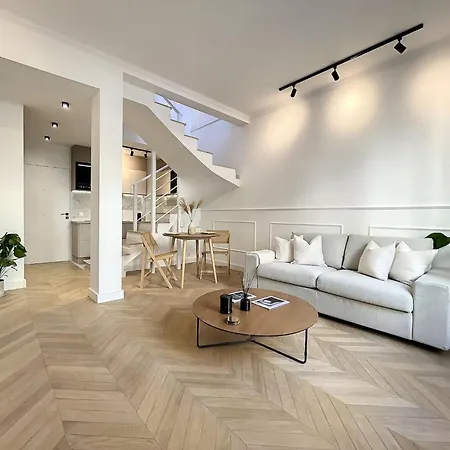 Cannes : Duplex A 5 Minutes A Pied Du Palais Des Festivals